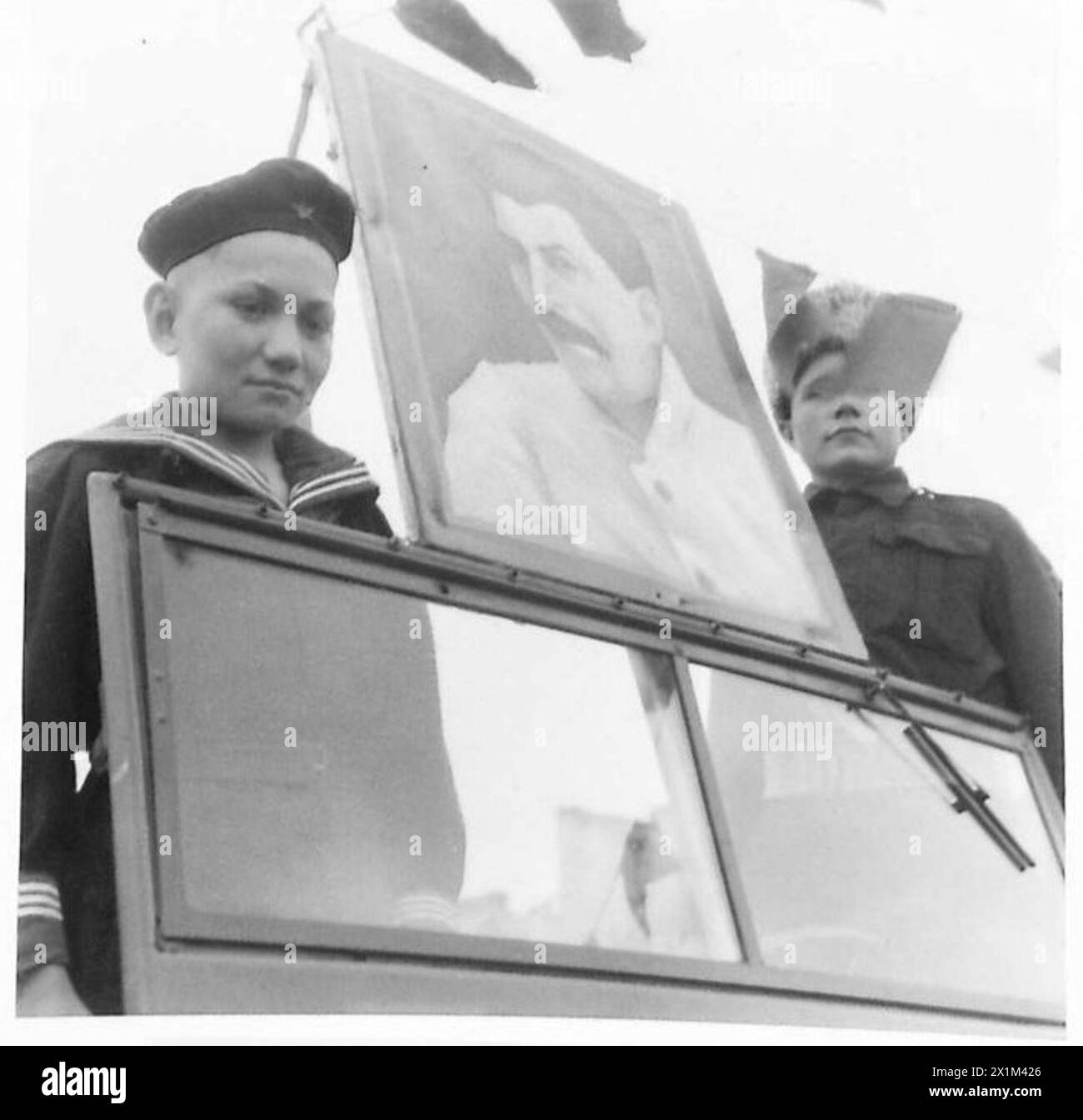 Victor Semko e un amico furono fotografati in un campo di sfollati russi, tenendo un ritratto di Stalin mentre era sotto la supervisione del 21st Army Group britannico. Foto Stock