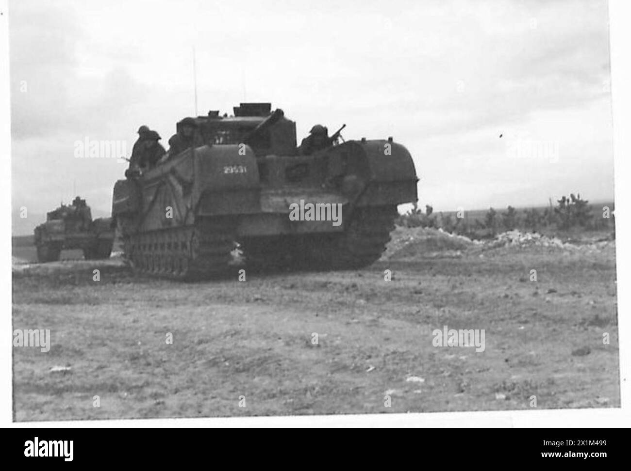 I carri armati Churchill entrano nella Terra di No Man per la prima volta nella campagna del Nord Africa con i Royal Engineers che cavalcano l'armatura, l'esercito britannico. Foto Stock