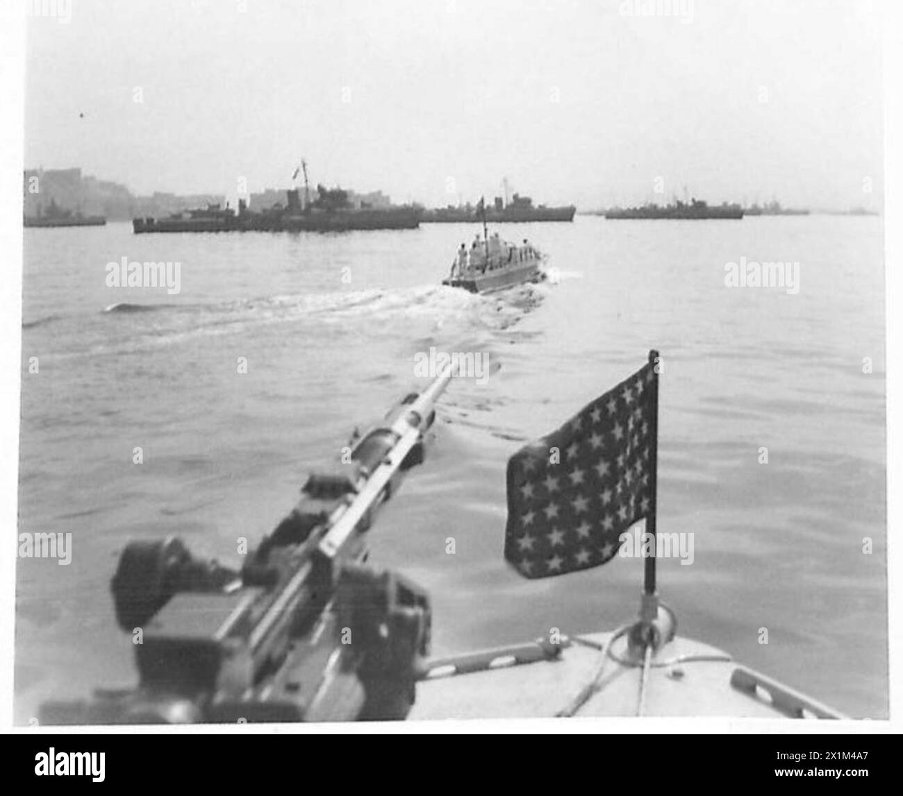 La chiatta reale trasporta H.M. il re durante un tour della baia e del porto di Napoli, illustrando una presenza navale cerimoniale supervisionata dall'esercito britannico. Foto Stock