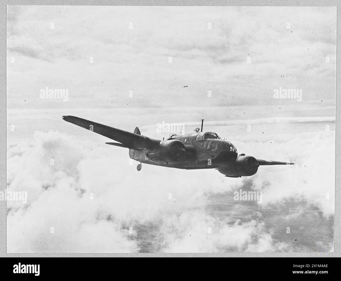 Un bombardiere britannico Beaufort è mostrato in volo come parte di una formazione che si prepara ad attaccare le navi nemiche. L'aereo fu utilizzato dalla RAF per missioni di sciopero marittimo durante la seconda guerra mondiale Foto Stock