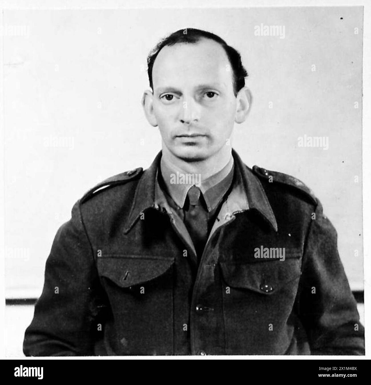 Ritratto del tenente A. Games, un ufficiale e artista dell'esercito britannico, documentato in uniforme per i registri ufficiali, British Army. Foto Stock