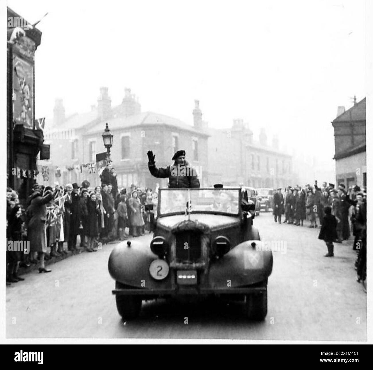 Il generale Montgomery apprezza gli applausi della folla mentre si trova in macchina in Montgomery Street a Birmingham, British Army. Foto Stock