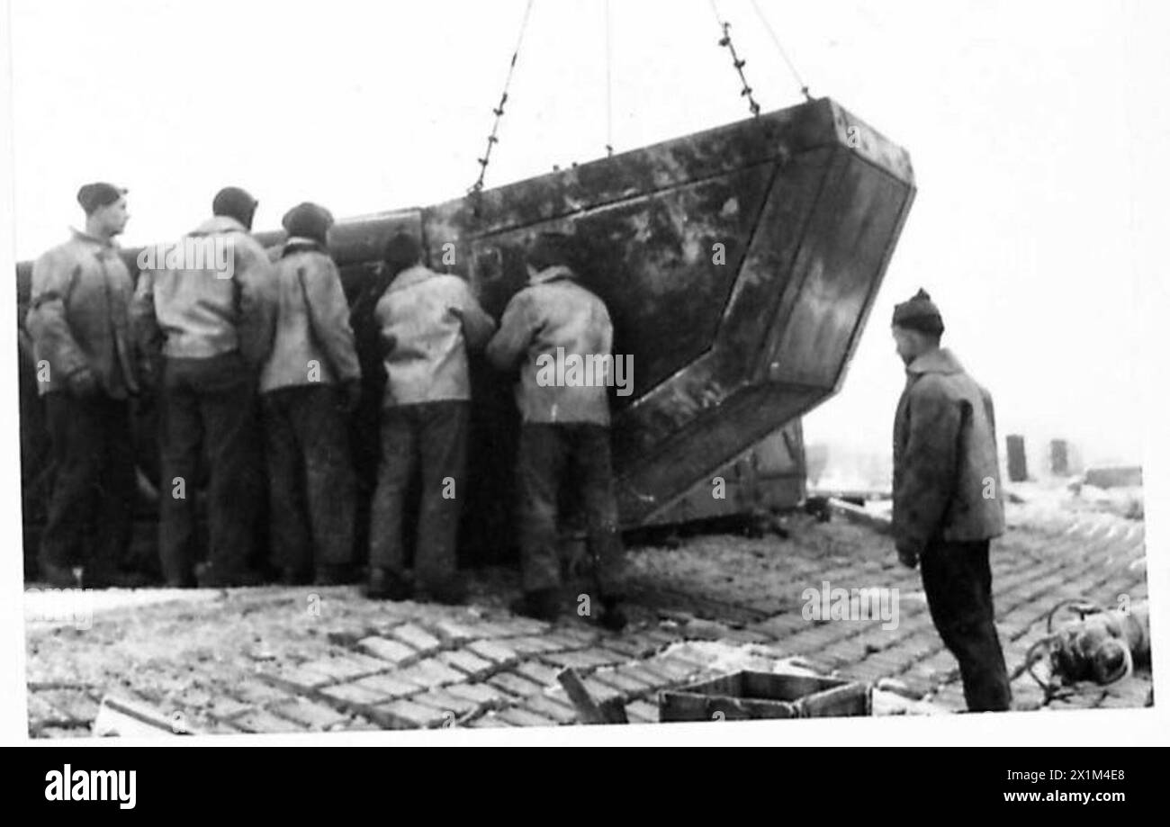 L'estremità scow di una chiatta viene sollevata in posizione da una gru durante la costruzione da 987 P.A.Coy. R.E., esercito britannico. Foto Stock