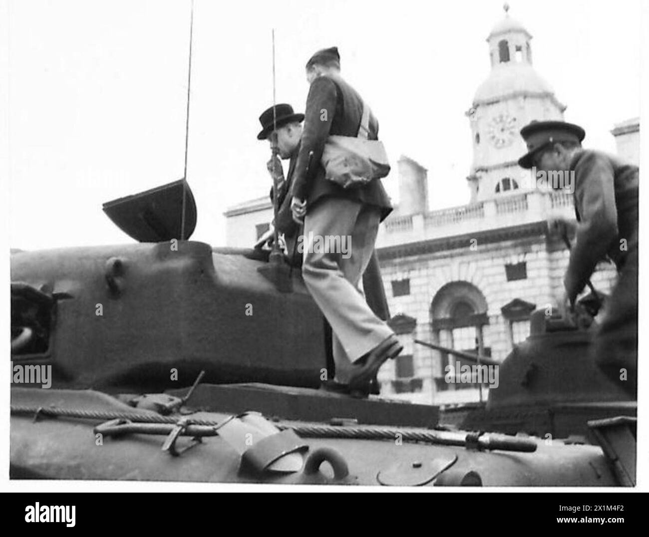Winston Churchill e il generale Sir Alan Brooke ispezionarono i carri armati del generale americano Sherman in servizio nell'esercito britannico, valutando le capacità operative e lo spiegamento dei veicoli. Foto Stock