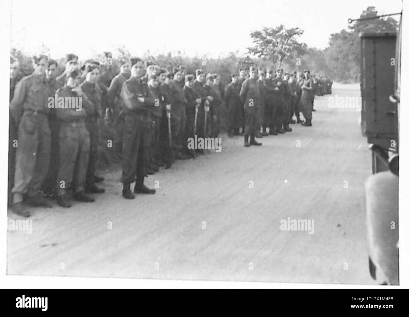 I soldati dell'esercito britannico si riunirono in formazione per partecipare alle attività agricole, preparandosi a spostarsi nei campi per un sostegno organizzato al lavoro. Foto Stock