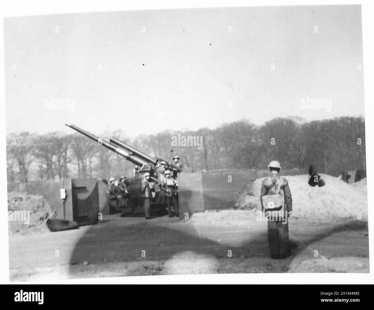 Un pronto soccorso è posizionato accanto alle difese antiaeree britanniche per fornire supporto medico durante le operazioni, British Army. Foto Stock