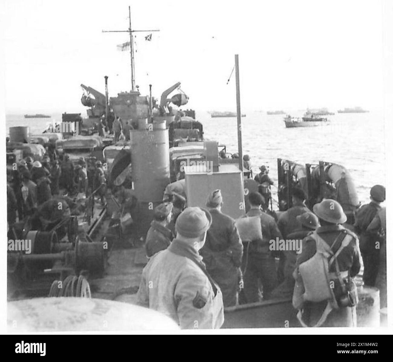 SBARCHI ALLEATI A SUD DI ROMA - sulla spiaggia Rossa, appena a nord di Anzio, fino a questo punto il nemico aveva lanciato circa 10-12 proiettili pesanti, che sbarcarono in mare largo, l'esercito britannico Foto Stock