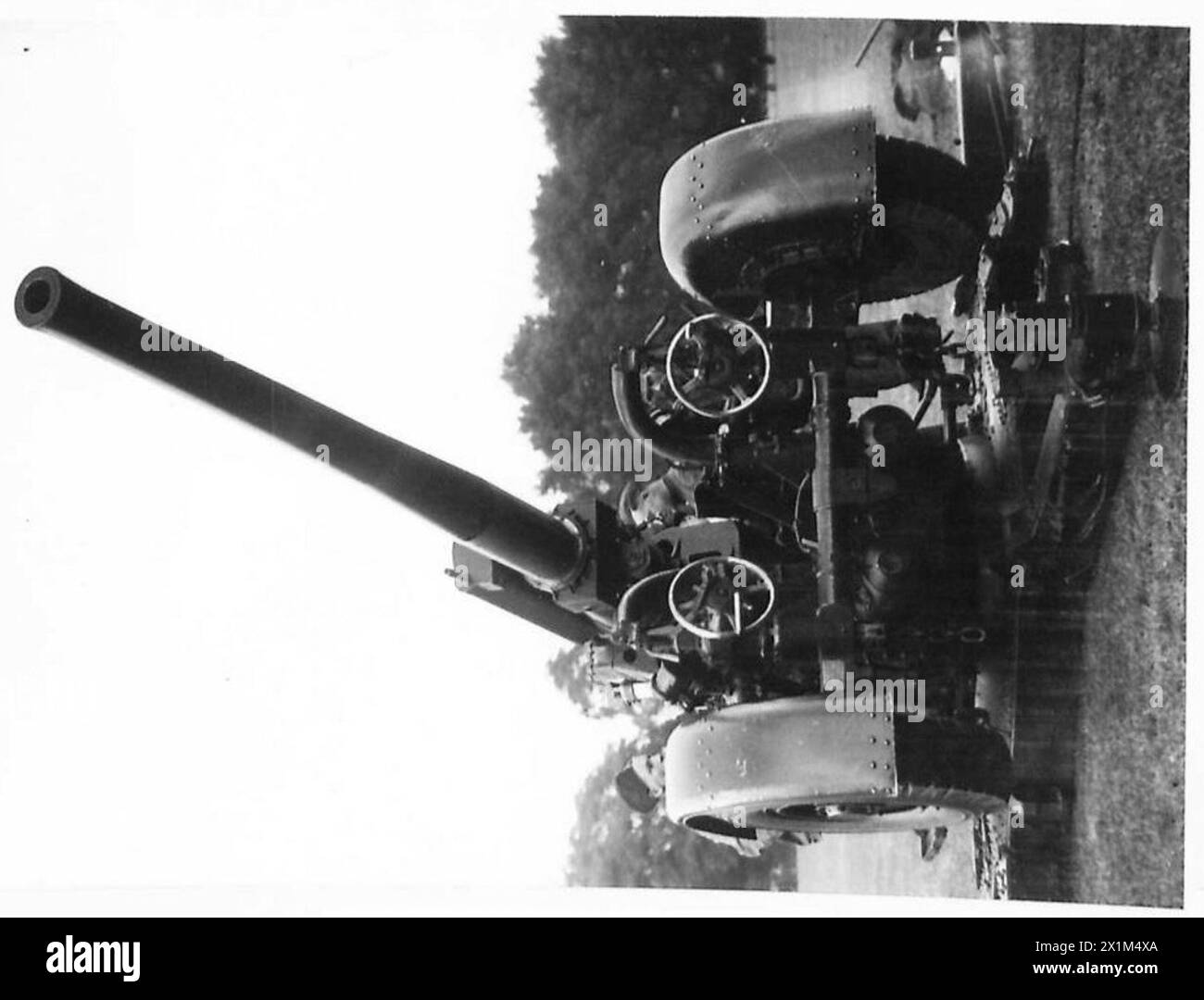 Le forze territoriali dell'esercito britannico che gestiscono un cannone antiaereo da 3,7 pollici, dimostrando la manipolazione, il posizionamento e le esercitazioni di addestramento militare dell'artiglieria. Foto Stock
