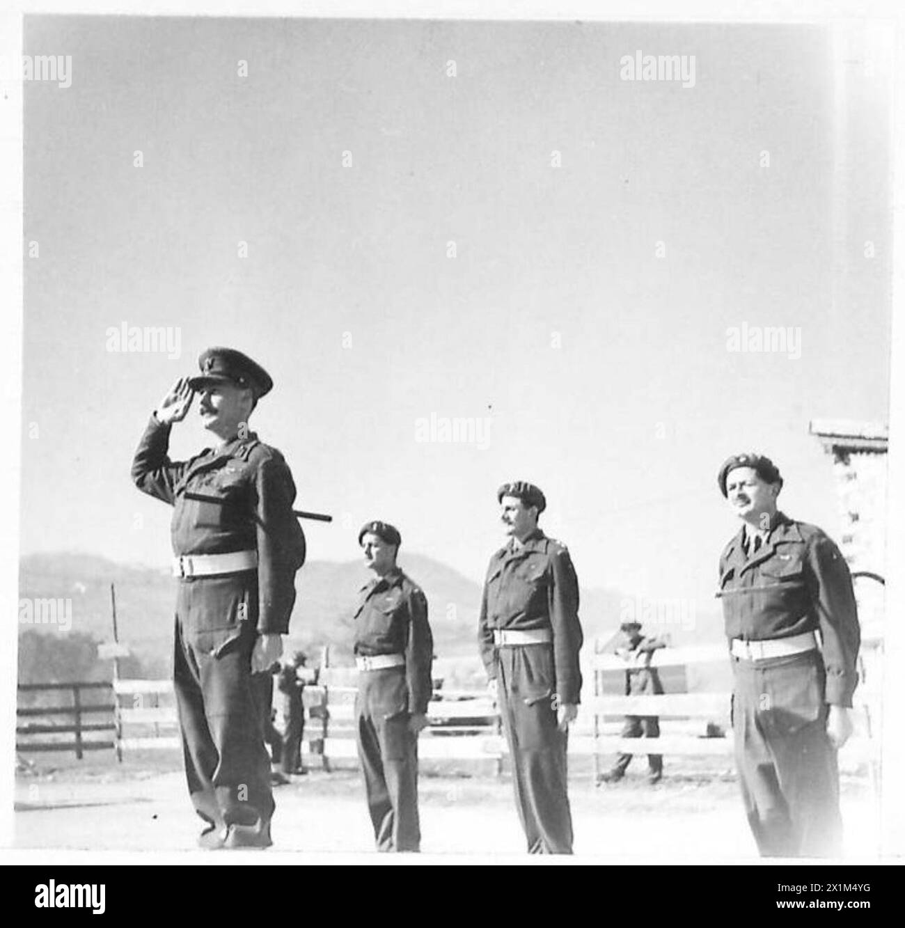 Il brigadiere Erskine prende il saluto come parata delle Grenadier Guards, con il capitano A.R. Taylor come aiutante, il tenente colonnello P.T. Clifton al comando del 5th Battalion, e il maggiore Bulkeley presente, British Army. Foto Stock