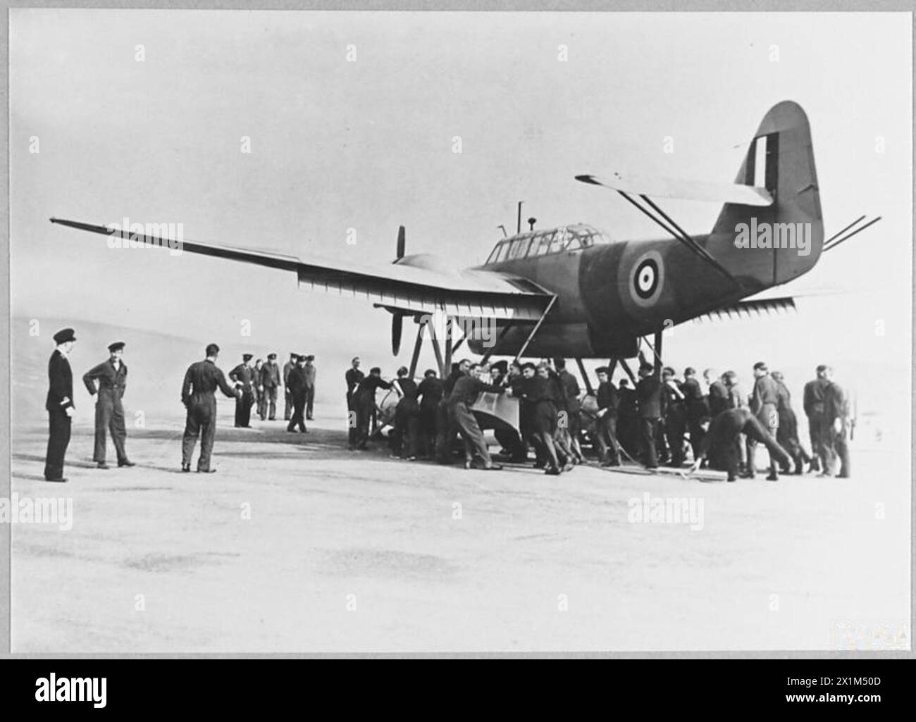 ALLEATI DELLA GRAN BRETAGNA - assistendo la Royal Air Force nel loro compito di salvaguardare le coste britanniche e scortare i convogli che portano le necessità su queste isole sono uomini del Royal Dutch Naval Air Service. Alcuni di loro utilizzano i propri aerei Fokker, che sono serviti da personale olandese. Indossando uniformi simili alla nostra Royal Navy, sono intelligenti ed efficienti e hanno già dato un buon resoconto di se stessi durante l'invasione tedesca dell'Olanda. Personale olandese che prende uno dei Fokker T.8.W. Aerei galleggianti in acqua, Royal Air Force Foto Stock