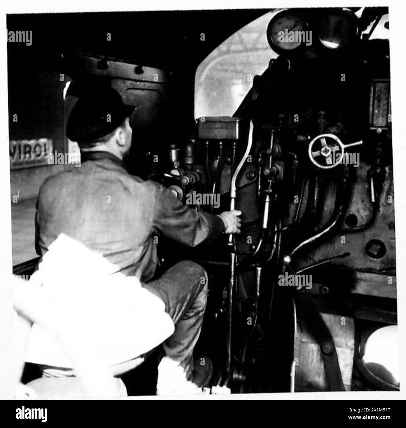 Un autista di brigata corazzata dell'esercito britannico attende in una locomotiva, mano sul regolatore, durante gli esercizi di addestramento al movimento in preparazione per una seconda operazione sul fronte. Foto Stock