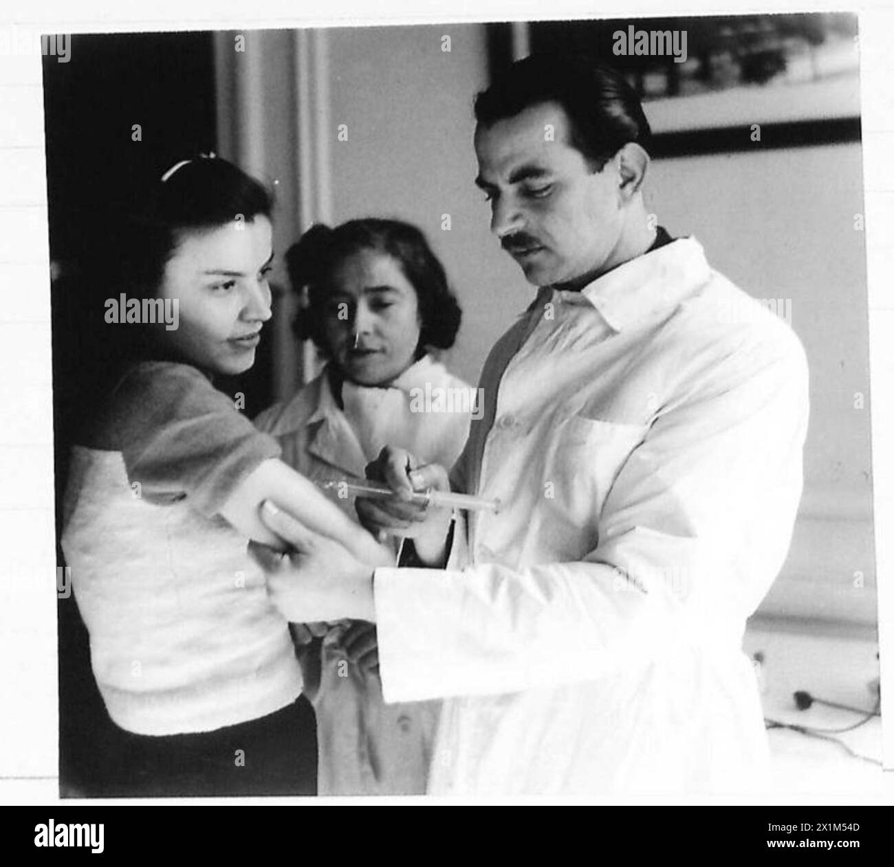 Le inoculazioni sono somministrate presso il Centro di Sanità pubblica di Atene per il controllo del tifo, illustrando le misure di prevenzione delle malattie in Grecia. Foto Stock