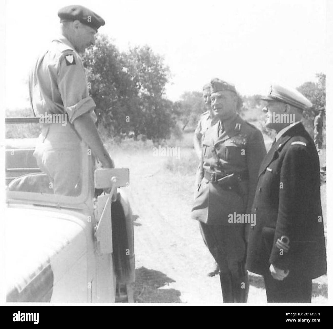 Il generale Montgomery parla con il generale italiano della Divisione di difesa costiera del 206 durante l'invasione della Sicilia, illustrando le interazioni militari britanniche e italiane nelle operazioni dell'VIII Esercito. Foto Stock