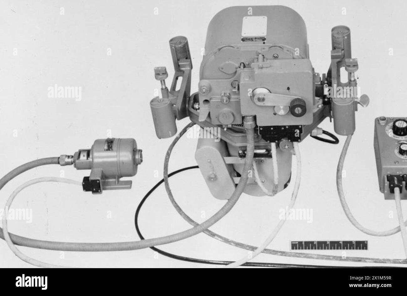 Telecamera antenna tipo F.24 Mark i con cella fotoelettrica, amplificatore valvola, relè, motore e unità di controllo tipo 35 No.5 utilizzata dalla RAF per la fotografia notturna, 1939-1945. Foto Stock