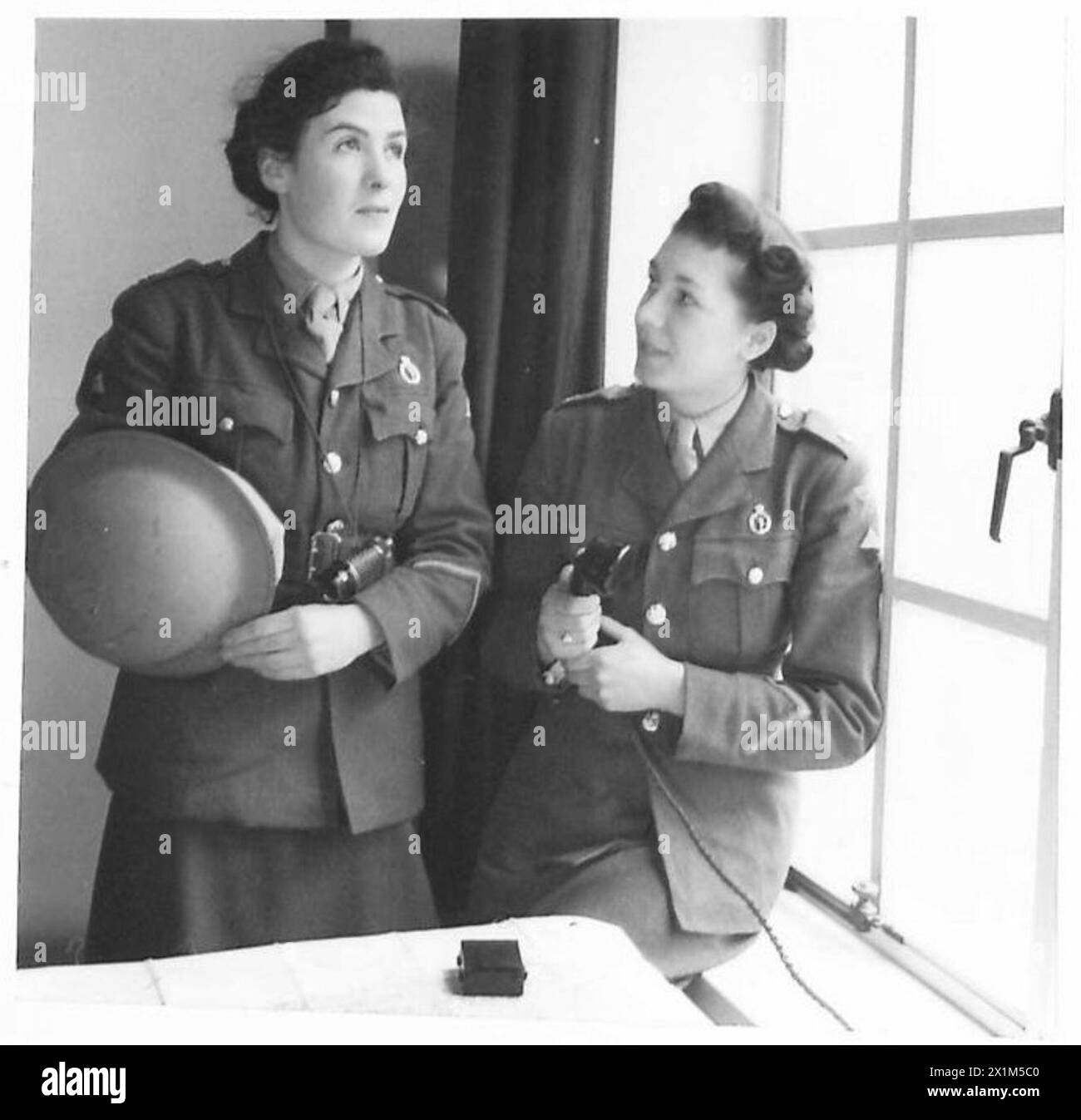 Ritratti di Private Stacey e Private Lawrence del Auxiliary Territorial Service, personale dell'esercito britannico, durante la seconda guerra mondiale Foto Stock