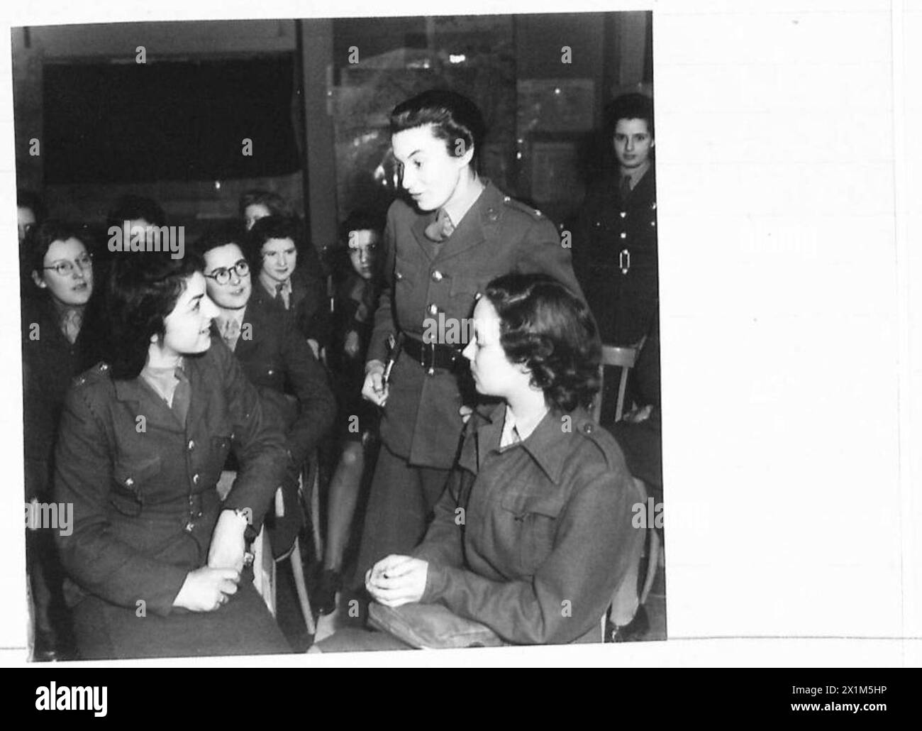 FIRENZE : VARIE - il Comandante anziano Pamela Frankau, nota giornalista, autrice e emittente televisiva, è ora in visita in Italia. Sta parlando con ragazze A.T.S. all'Ufficio amministrativo 717, Firenze, British Army Foto Stock