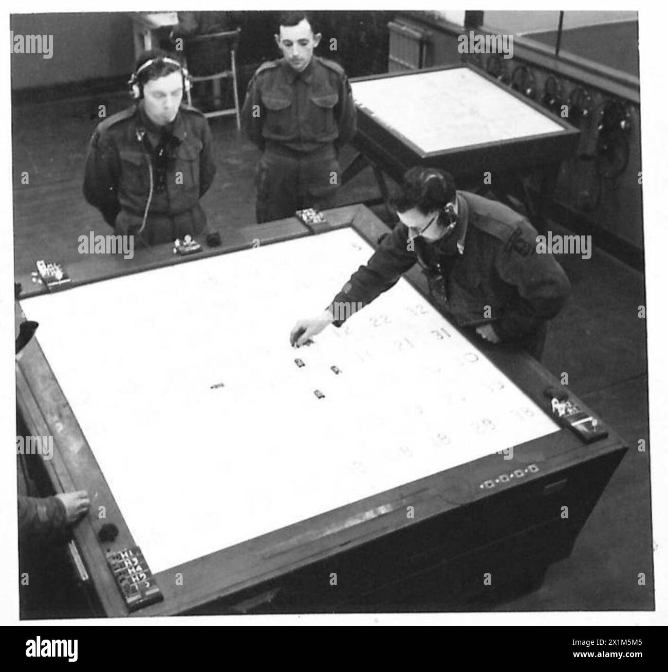 All'interno della sala operativa delle armi antiaeree delle Orcadi, il personale dell'esercito, della marina e della RAF complottano le posizioni degli aerei nemici e trasmettono informazioni alle posizioni dei cannoni per la difesa. Foto Stock