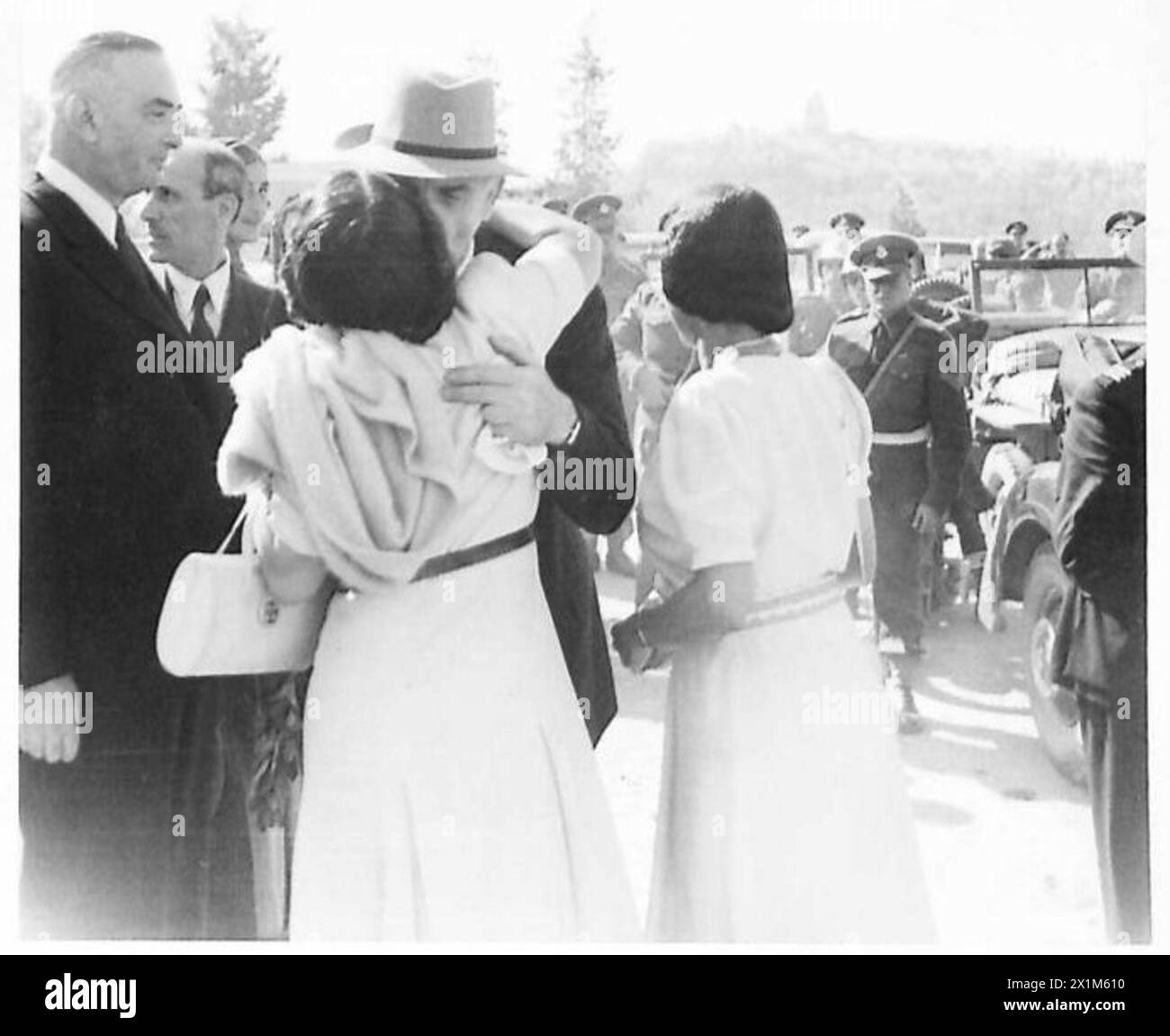 M. Papandreou, leader del nuovo governo, viene accolto all'Acropoli da una donna del Comitato di benvenuto, British Army. Foto Stock