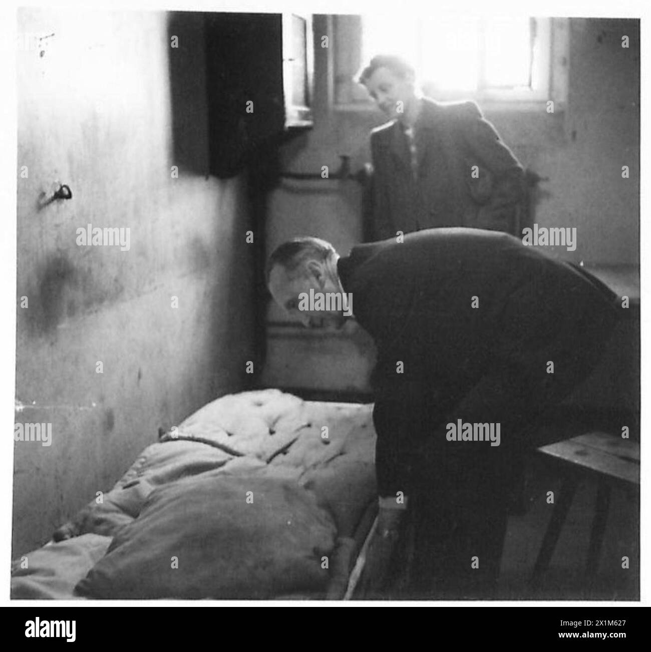 L'Oberburgermeister visita la sua ex cella nella prigione di Brauweiler durante la riorganizzazione dell'amministrazione civile a Colonia dopo la seconda guerra mondiale Foto Stock