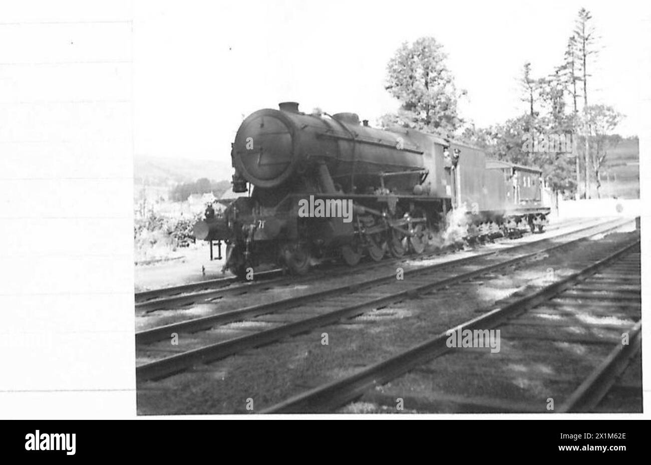 Un treno designato TN. 5 viaggia verso sud lungo la linea ferroviaria principale come parte di un incarico speciale dell'esercito britannico. Foto Stock