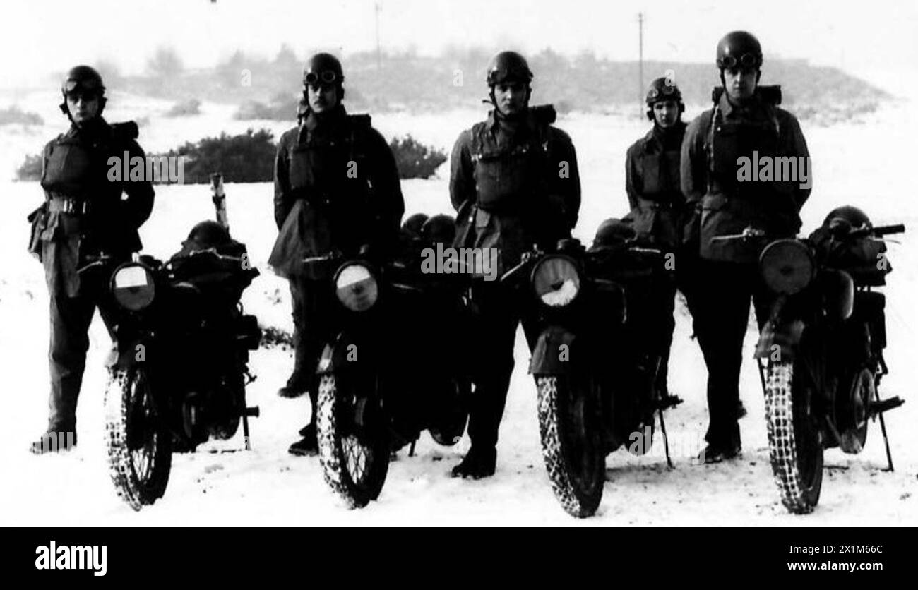 Le reclute del corpo di polizia militare sono mostrate con motociclette utilizzate per pattuglia e compiti operativi, British Army. Foto Stock