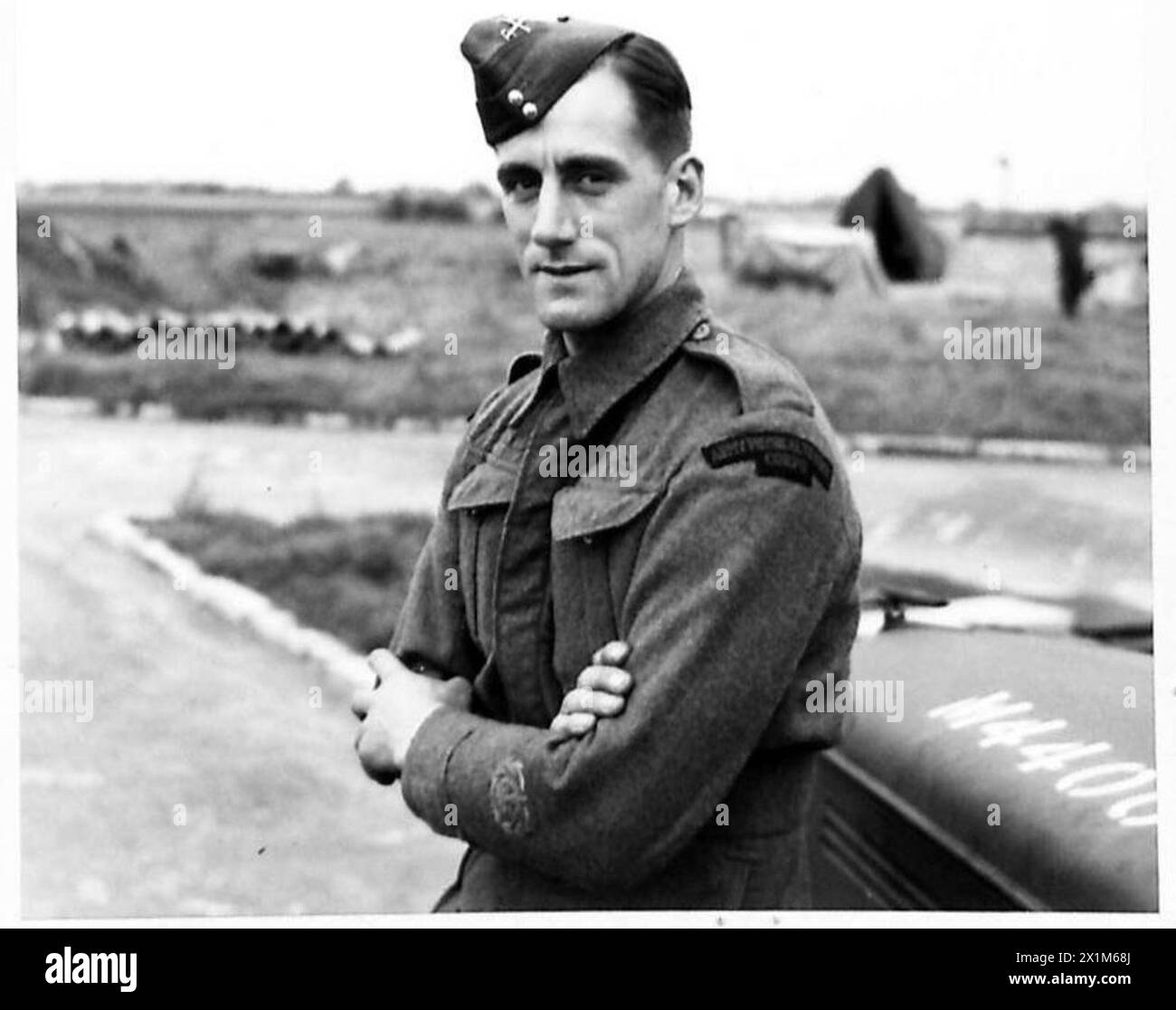 C.S.M. G.H. Swindin, ex portiere, conduce addestramento fisico per gli equipaggi di armi in un sito di armi dell'esercito britannico. Foto Stock