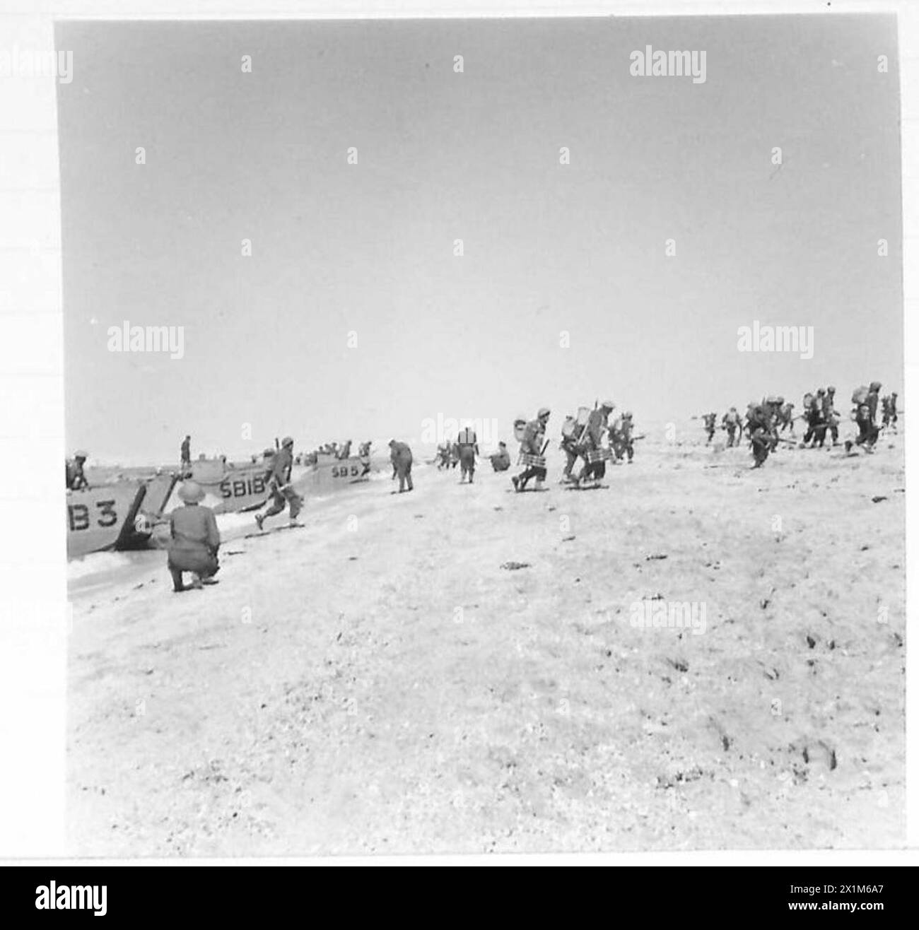 La prima ondata di fanteria dell'esercito britannico sbarca da un assalto Landing Craft sulla spiaggia durante un'esercitazione combinata. Foto Stock