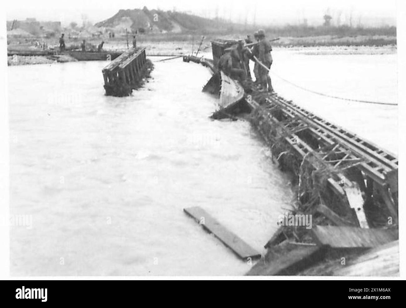 Il vecchio ponte Bailey sul fiume Sangro in Italia è stato parzialmente spazzato via dalle inondazioni, osservate dall'Ottava Armata britannica. Foto Stock
