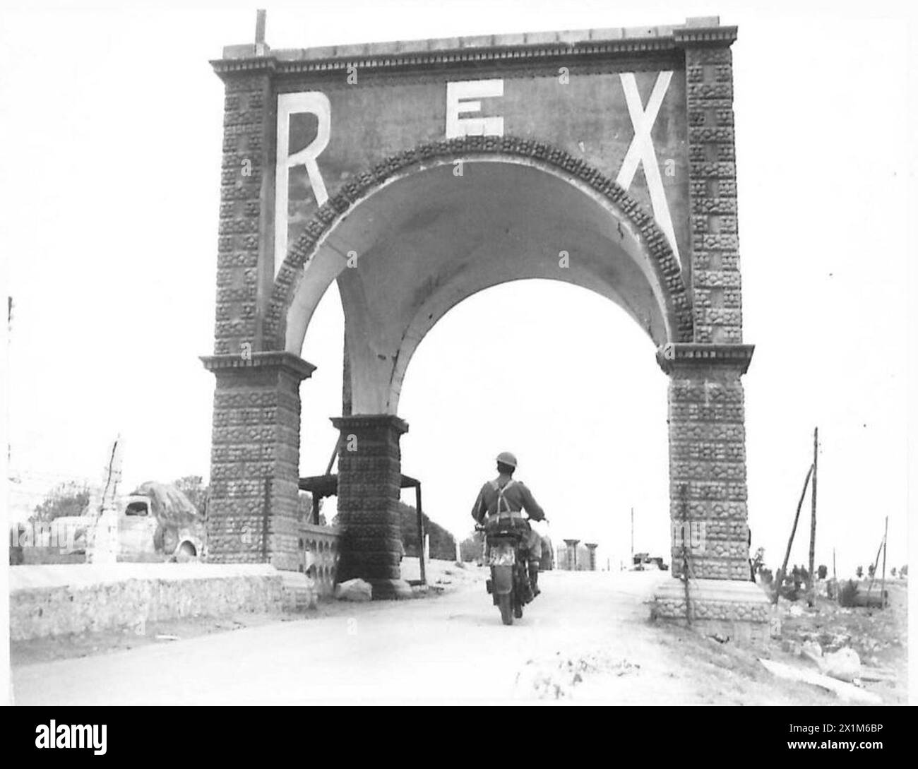 Truppe che osservano il ponte all'ingresso della città di Berta, deserto occidentale, con l'arco che mostra l'iscrizione "Rex", British Army. Foto Stock