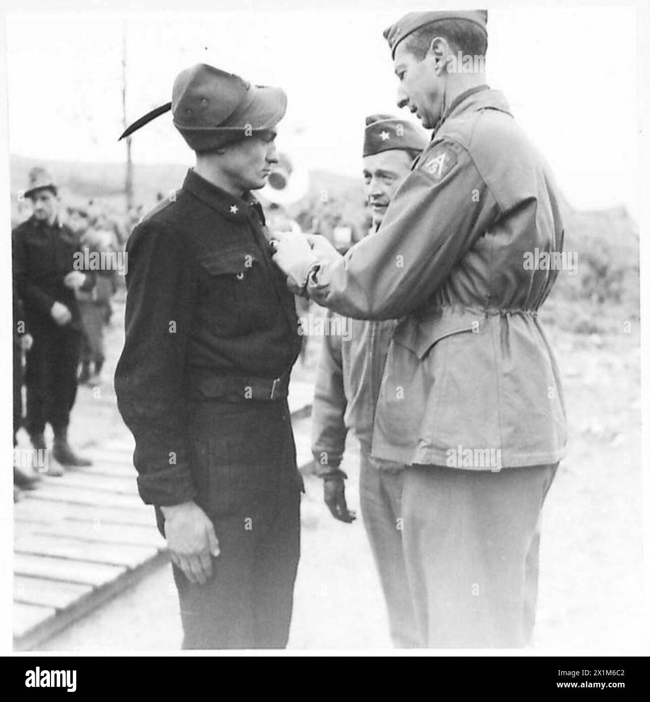 Il generale Clark della Quinta Armata presenta la Stella di bronzo ad un soldato italiano, riconoscendo il suo servizio durante la seconda guerra mondiale Foto Stock