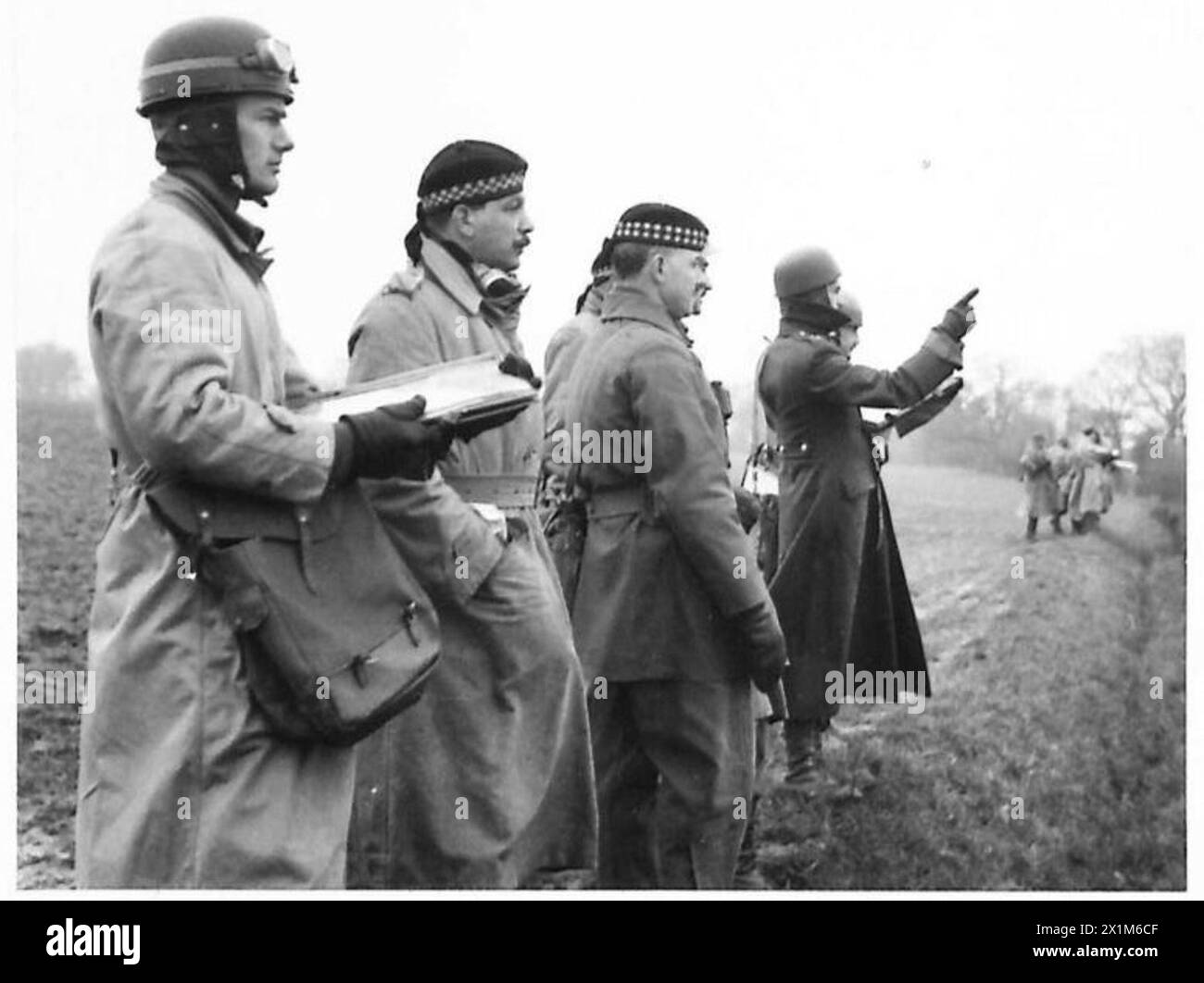 Gli ufficiali canadesi esaminano i piani operativi mentre si affacciano sulle South Downs durante un tour dell'Eastern Command, British Army. Foto Stock