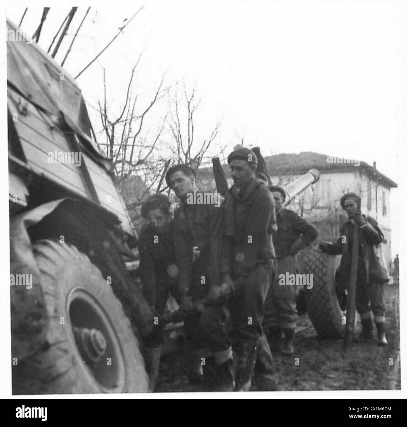 Un veicolo Matador del 3rd Medium Regiment, Royal Artillery, che trainava un cannone da 5,5 pollici, si impantanò su strade strette e fangose nel settore dell'Ottava Armata durante le operazioni dell'Esercito britannico. Foto Stock