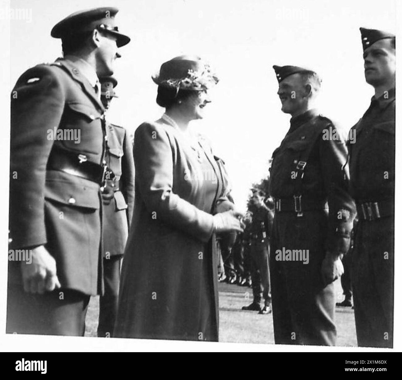 LA REGINA ISPEZIONA LE BAIE DELLA REGINA - la regina parla con il sergente maggiore, AD ESEMPIO Ayling, che aveva la medaglia militare, l'esercito britannico Foto Stock