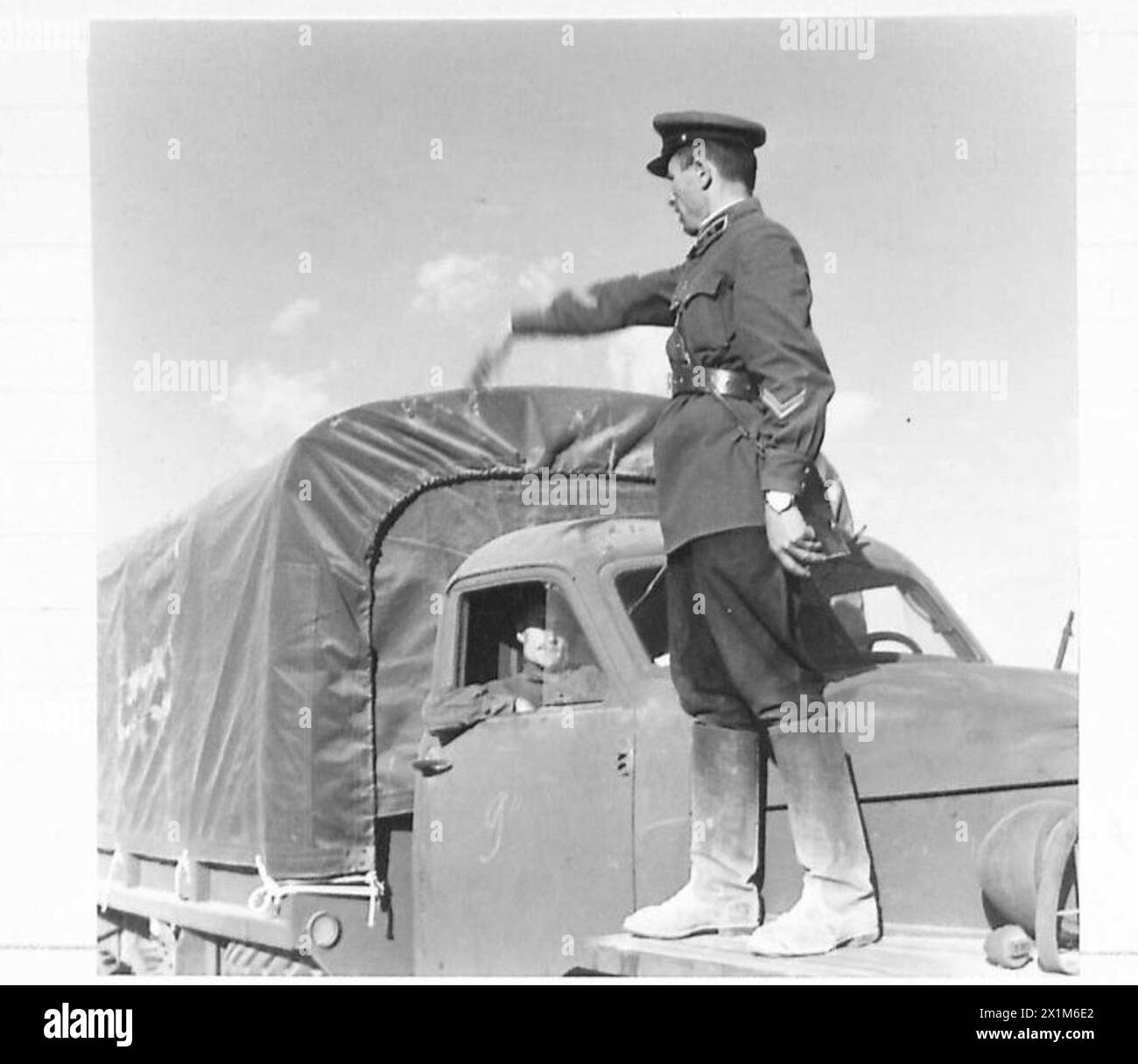 Un ufficiale russo dirige un convoglio carico di rifornimenti alleati all'inizio del suo viaggio di otto giorni in Russia, coordinato con il supporto dell'esercito britannico. Foto Stock
