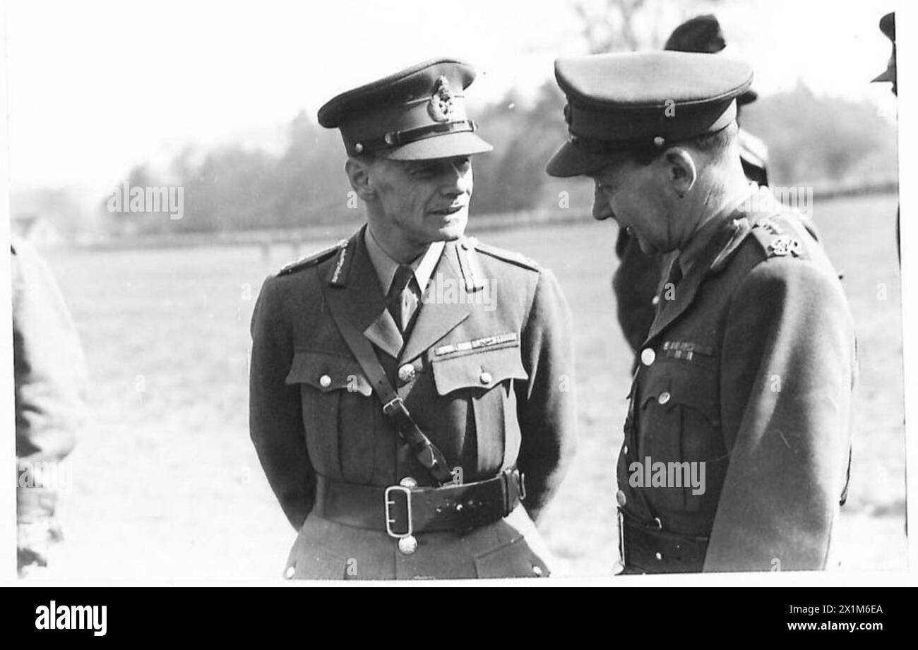 Sua Maestà il Re conversando con ufficiali anziani durante un tour del South East Command, British Army. Foto Stock