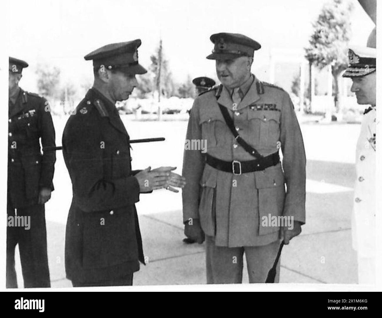 Sua Maestà il Re parla con il generale Sir Henry Maitland Wilson durante una visita in Italia, British Army. Foto Stock