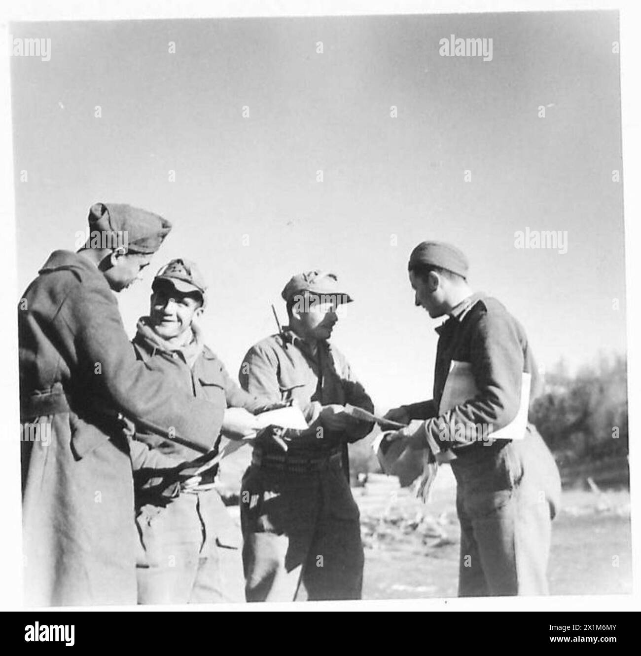 Il documento sulla libertà "Mundimi”, che significa "lotta”, viene rilasciato per via aerea e distribuito ai combattenti partigiani in Albania dall'esercito britannico. Foto Stock