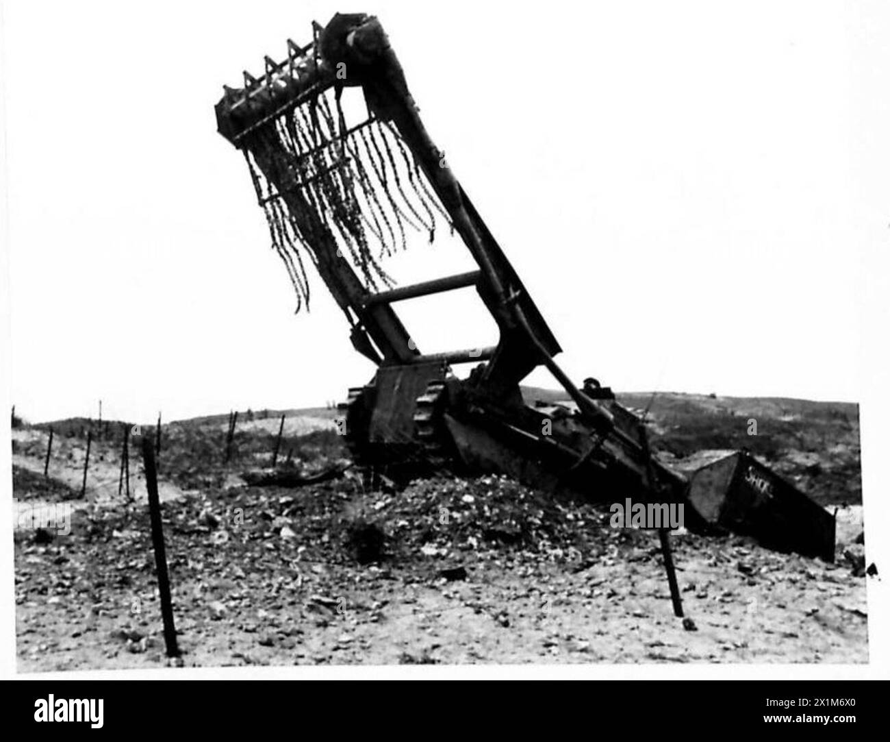 Un veicolo corazzato Scorpion viene mostrato passare attraverso un muro anticarro danneggiato, British Army. Foto Stock