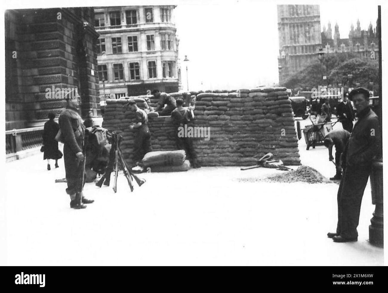 I Grenadier Guards dell'Esercito britannico stanno erigendo una postazione di mitragliatrici fuori dalla camera del Parlamento a Londra come parte delle precauzioni di emergenza per la difesa. Foto Stock