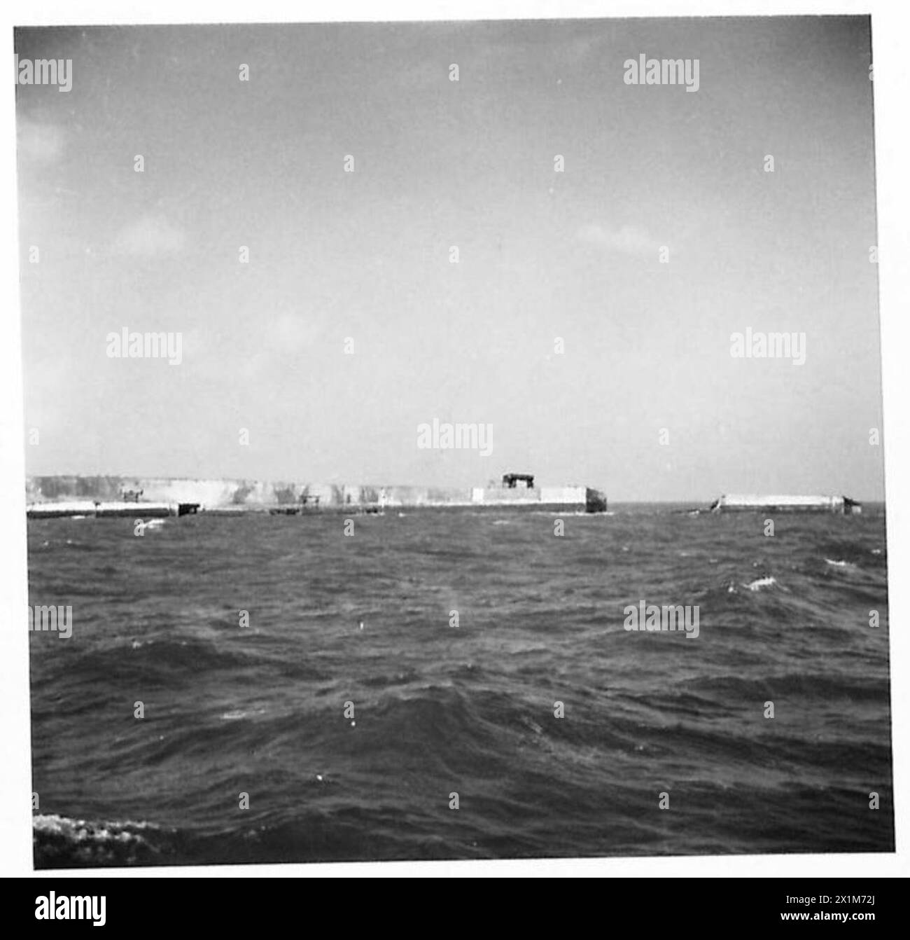 Le navi a blocco sono posizionate a Mulberry, Un porto di Arromanches per le operazioni dell'esercito britannico. Foto Stock