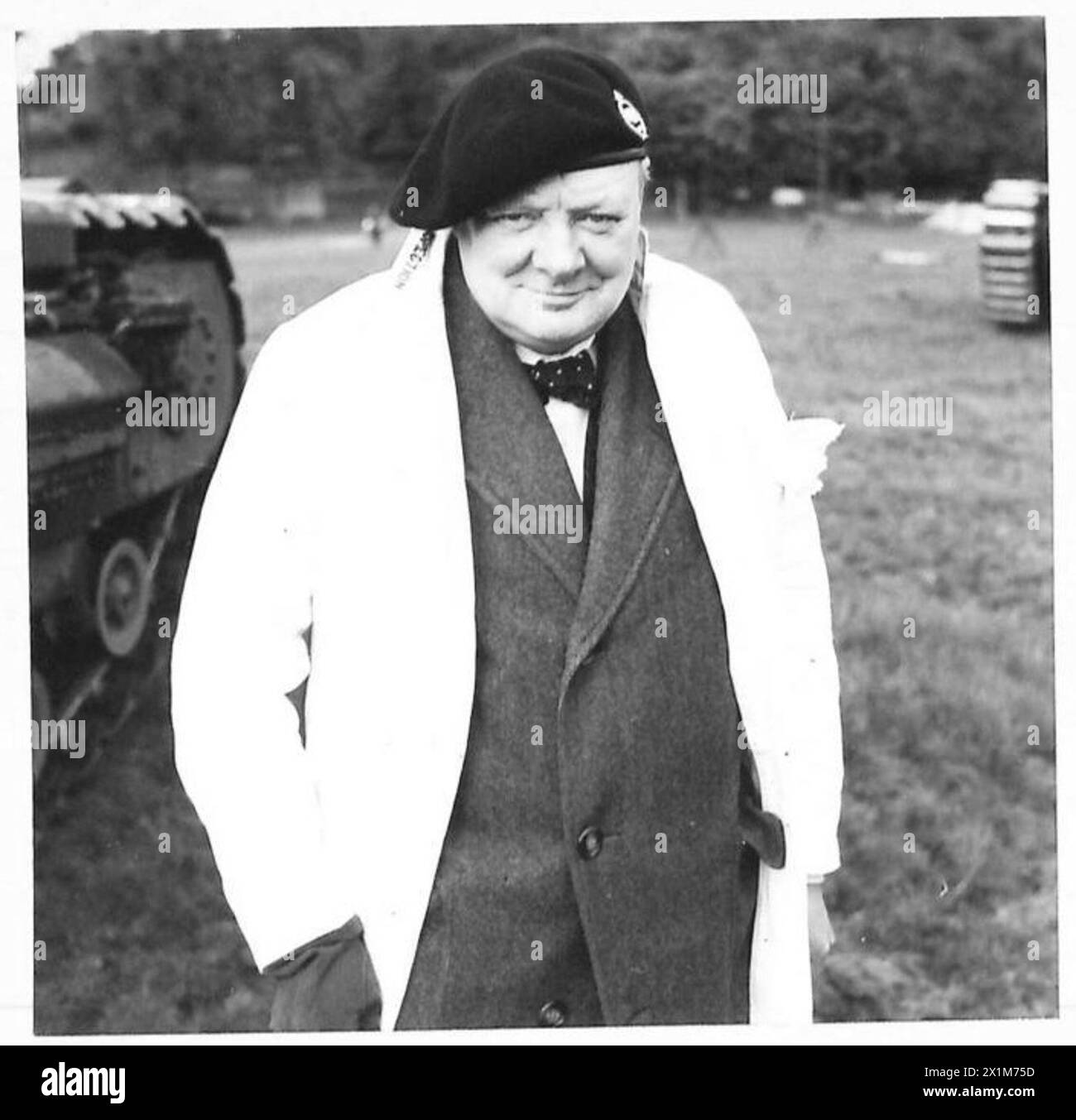 IL PRIMO MINISTRO VA IN CISTERNA, il signor Churchill indossa il berretto del corpo dei carri armati. Indossava anche un cappotto bianco per proteggere i suoi vestiti durante il viaggio, British Army Foto Stock