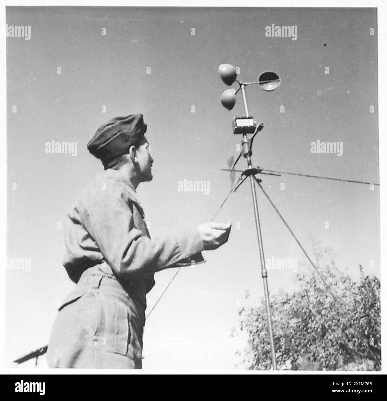 Il LAC May dell'esercito britannico misura la velocità del vento di terra utilizzando un anemometro a tazza e un cronometro per assistere la Fifth Army nell'individuare i cannoni nemici. Foto Stock