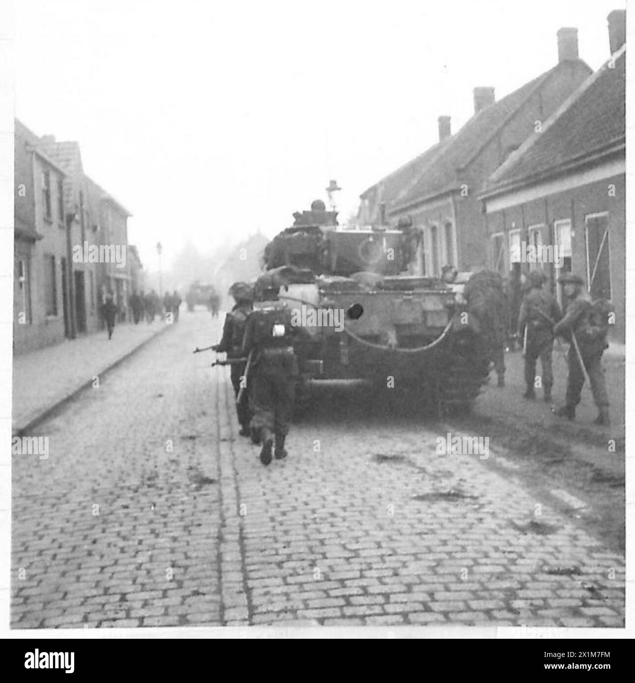 Churchill Tank della 6th Guards Tank Brigade, supportati dalla fanteria della 7th Seaforth Highlanders, 15th (Scottish) Division, Clear Streets a Heikant vicino Tilburg, Paesi Bassi il 28 ottobre 1944. Foto Stock