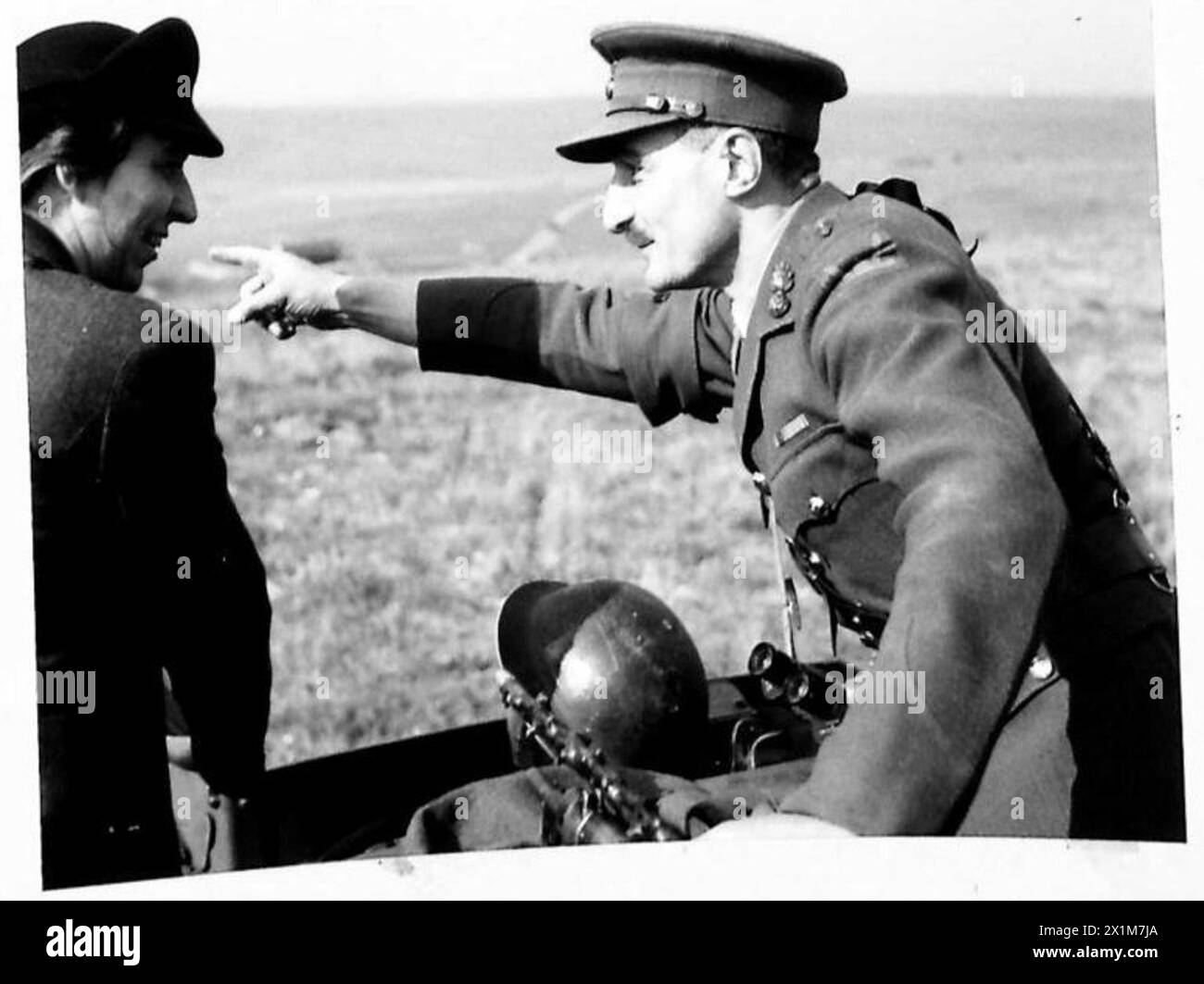 L'ON. MABEL STRICKLAND GUARDA L'ADDESTRAMENTO DELLA SCUOLA DI BATTAGLIA - l'onorevole Mabel Strickland viaggiò su parte del corso di battaglia con una portaerei Bren, accompagnato dal colonnello M.H.R. Pryce (i Royal Welch Fusiliers), British Army Foto Stock