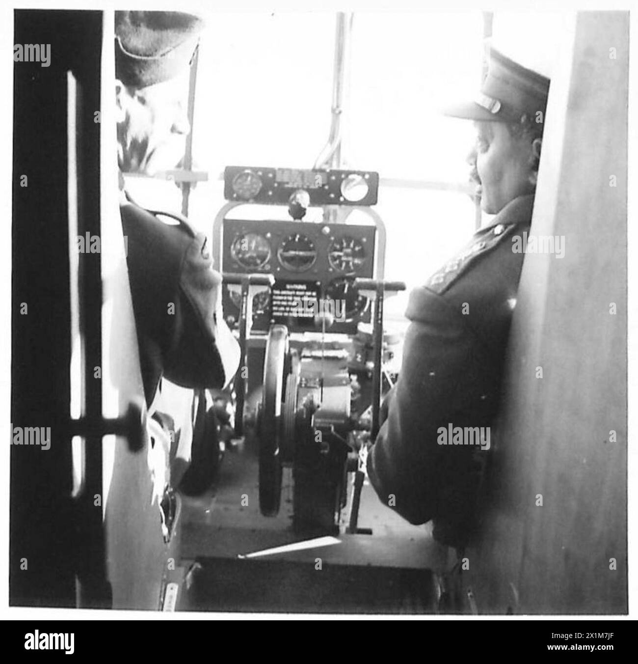 Sua altezza è raffigurata nella cabina di pilotaggio di un aliante durante il volo, British Army. Foto Stock