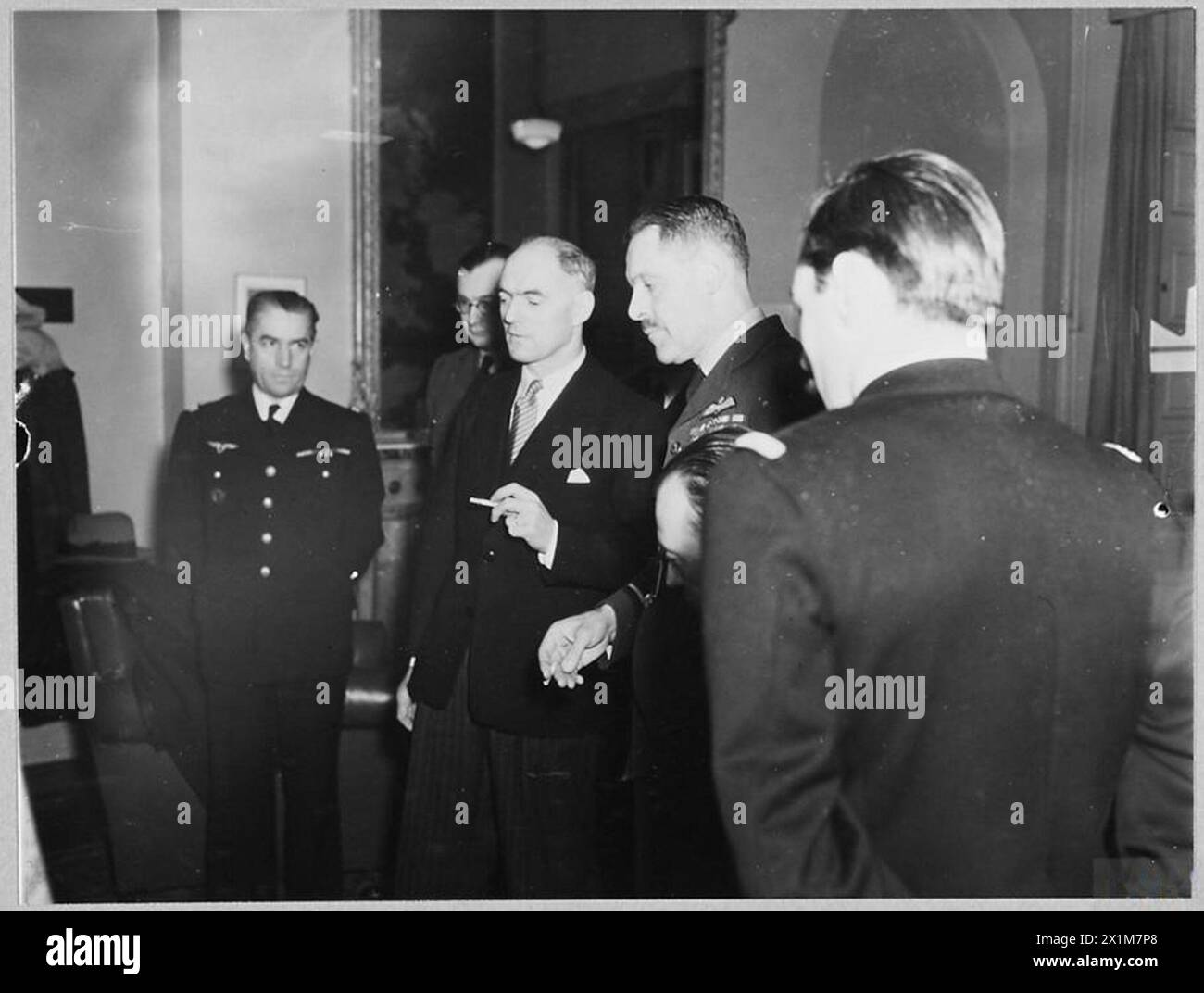 IL MINISTRO DELL'ARIA FRANCESE VISITA IL COMANDO CACCIA R.A.F. - M. TilIon, ministro dell'aria francese, ha visitato il quartier generale del comando caccia R.A.F. il 22 dicembre 1944, con membri della missione aerea francese. Foto (pubblicato nel 1945) mostra - M. TilIon fotografato con il maresciallo dell'aria Sir Roderic Hill, Air Officer Commanding- in-Chief, Fighter Command, presso il quartier generale del comando, Royal Air Force Foto Stock