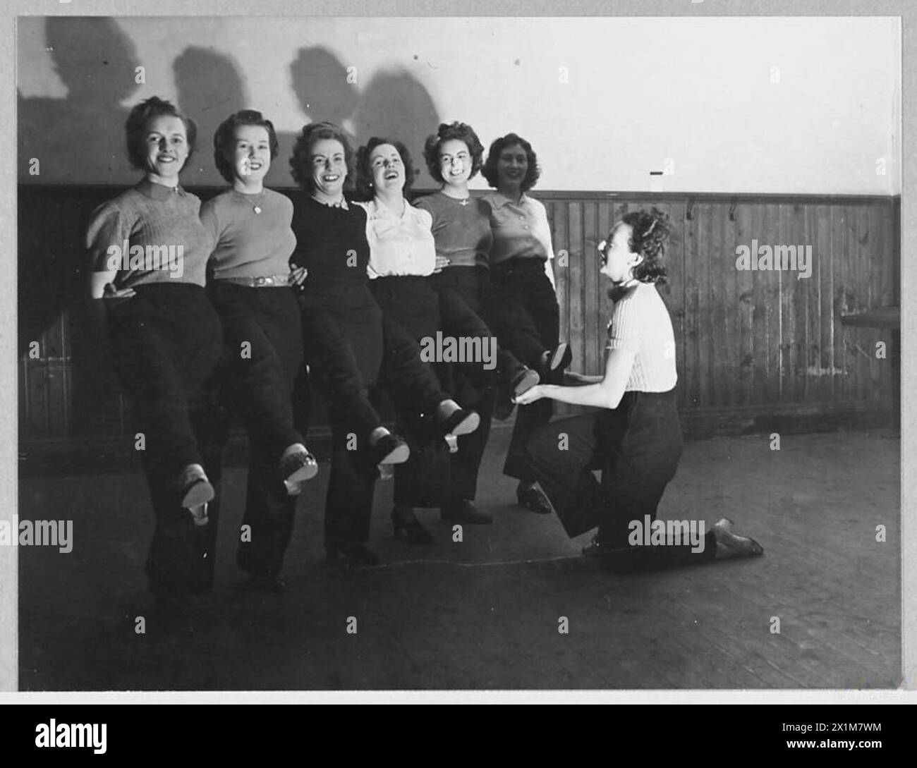 Lo spettacolo natalizio W.A.A.F. "Over to You" è stato eseguito in una stazione di caccia scozzese. L'ufficiale di sezione Phil Payne, un ufficiale dell'intelligence ed ex artista di varietà di Hull, Yorkshire, ha prodotto lo spettacolo. La foto del 1943 mostra i suoi membri della W.A.A.F.: Caporale M. Rowan, Leading Aircraftwomen M.C. McInnes, Mary Mustard, Pam Lennie e D. Allen, insieme al sergente Betty Russell. Foto Stock