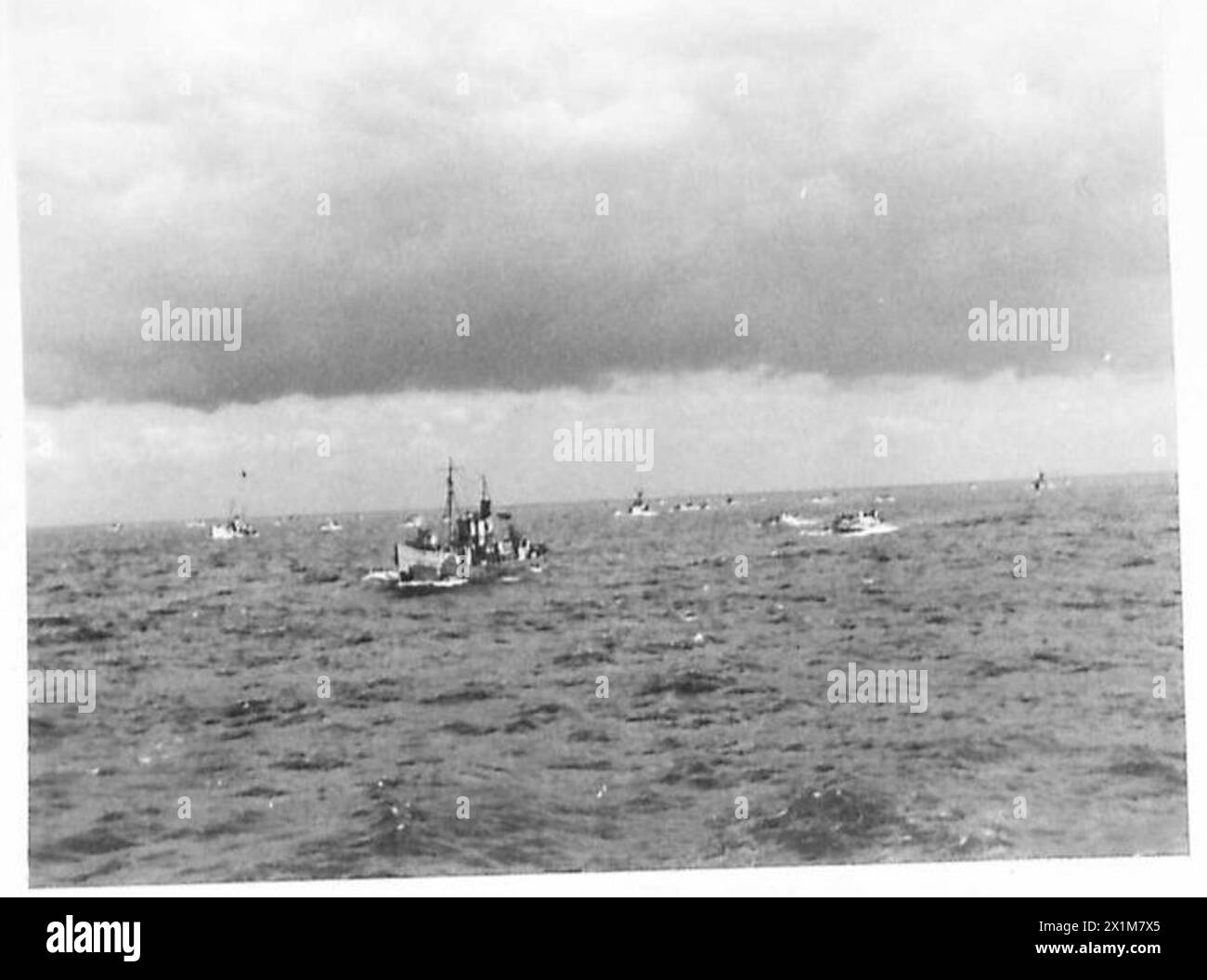 Le forze britanniche sono mostrate durante l'invasione del D-Day in Normandia il 6 giugno 1944, con una vista della spedizione del Canale dalla LST 406 mentre le truppe transitano verso le spiagge. Foto Stock