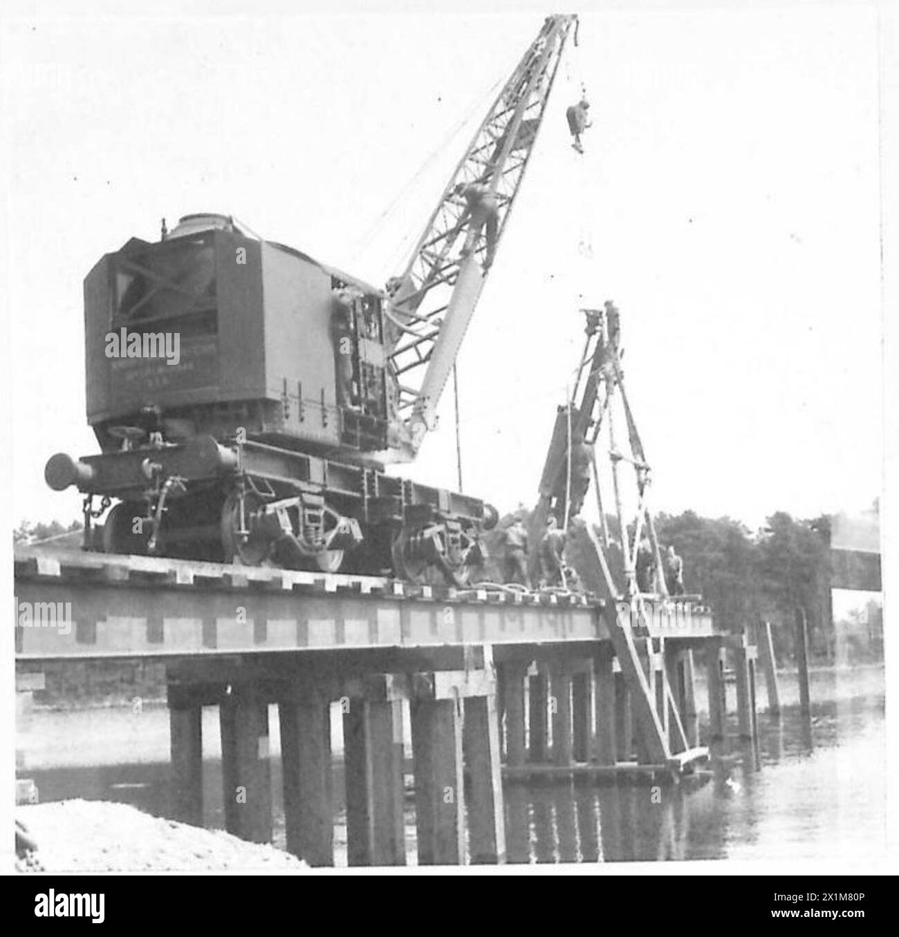 Un molo è costruito sopra un lago con un macchinista per addestrare i Royal Engineers in una ferrovia militare, British Army. Foto Stock