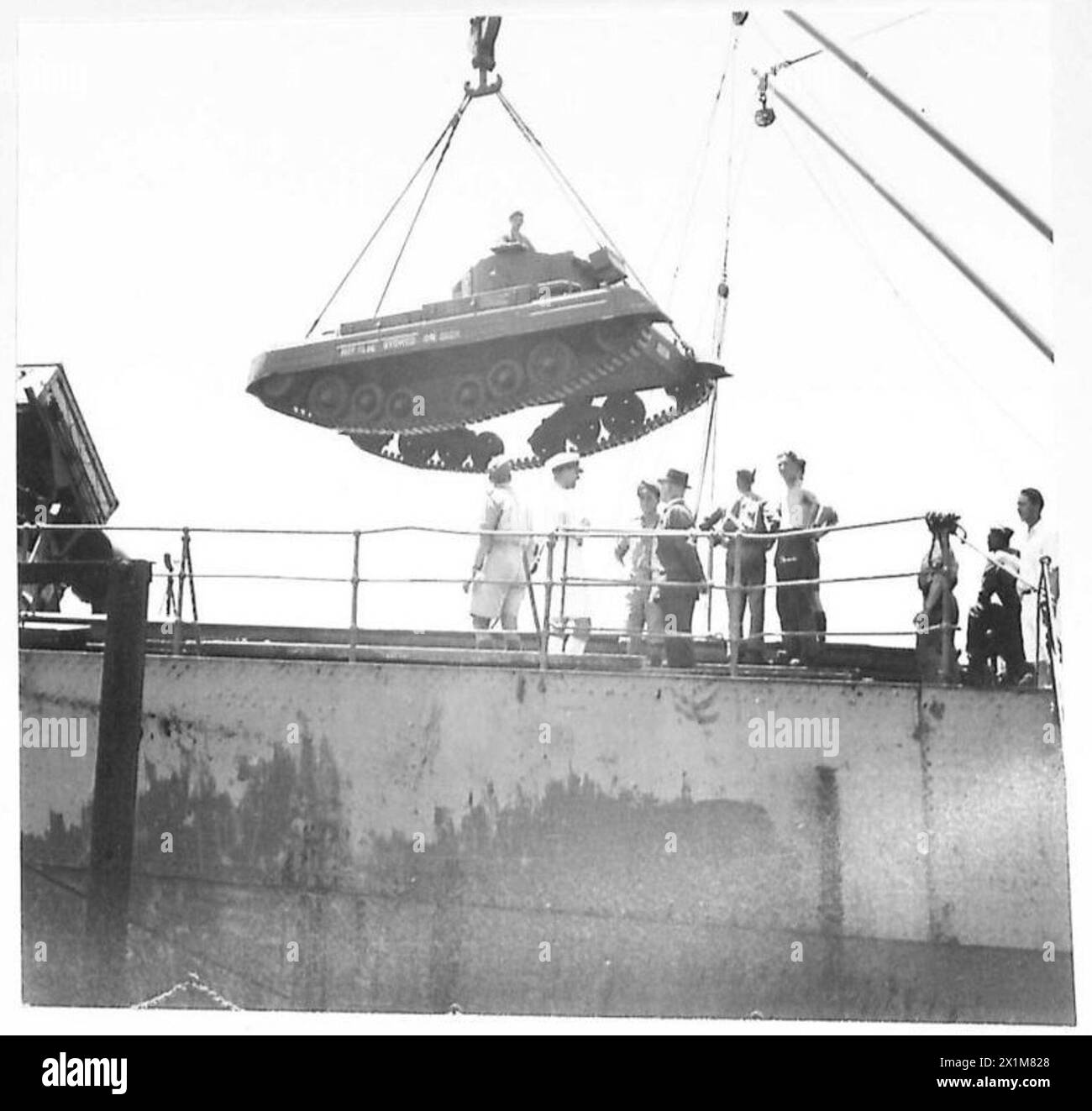 Un carro armato Valentine con il suo equipaggio a bordo viene scaricato da una nave diretta in Africa in convoglio durante le operazioni dell'esercito britannico. Foto Stock